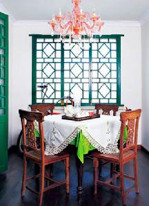餐廳的家具是謝成成設計的，未刷漆的柚木保留了原汁原味的古樸質感