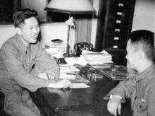 1951年，惲逸群（左）在解放日報辦公室