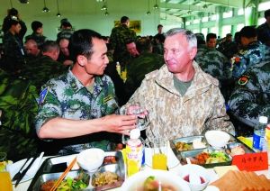 俄軍馬卡羅夫總參謀長（右）午餐時與中國士兵碰杯