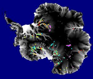 圖片上的點代表科學家確認的南極大冰原下方124個“活湖”的方位。使用暖色點(橙色和紅色)標註的湖泊水量較多，冷色點(綠色和藍色)標註的湖泊則水量較少。紫色區域代表此前已知的不活躍湖泊方位。.