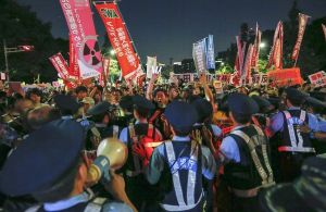 日本女性赤裸參加反核遊行
