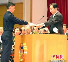 防衛大學畢業生代表向首相野田佳彥遞交誓詞
