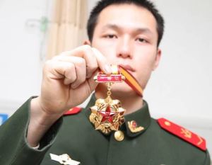 救火英雄楊萬東被授予一等功軍功章