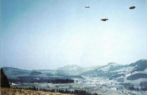 （圖）這張照片是1976年3月8日在瑞士拍攝的，從照片中可以看到3個飛碟。