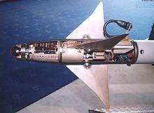 AIM-9L 的彈頭部分，注意上方兩片彈翼之間的就是臍帶
