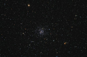 M67這個銀河系最古老疏散星團的成員星。雖然疏散星團通常比較年輕，但是M67中恆星的年齡卻高達40億年左右，約和我們的太陽差不多，化學組成也很相近。M67位於巨蟹座，距離我們約2,800光年，大小約12光年，到目前為止還有超過500顆成員星。