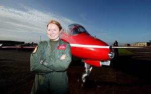英國紅箭特技飛行表演隊迎來了第一位女性飛行員中尉基絲·摩爾，她將與其他成員一道駕駛紅色噴氣機進行空軍飛行表演。圖為紅箭飛行表演隊首位女飛行員基絲·摩爾中尉與她的飛機。