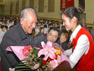 （圖）大學生向黃旭華獻花