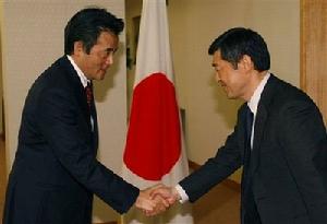 2010年3月9日，日本外相岡田克也（左）接見委員會負責人北岡伸一。