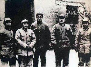 淮海戰役中，陳毅(右2)與粟裕等合影