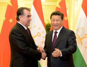 2014年11月7日，中國國家主席習近平在北京人民大會堂同塔吉克斯坦總統拉赫蒙舉行會談