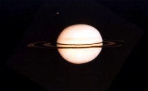 從先驅者11號角度看見的土星