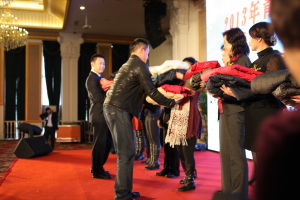 高原聖肽集團董事長吳長海與著名影視明星丁海峰接受愛心人士捐贈的愛心物資