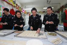 郭聲琨和人民警察在一起