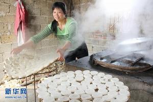 廣西武宣縣三里鎮東嶺村村民在蒸米餅