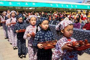 （圖）茶童表演茶道